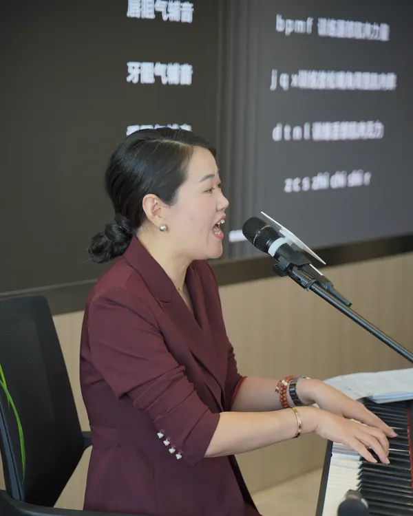 研学营上，张昊老师示范发声