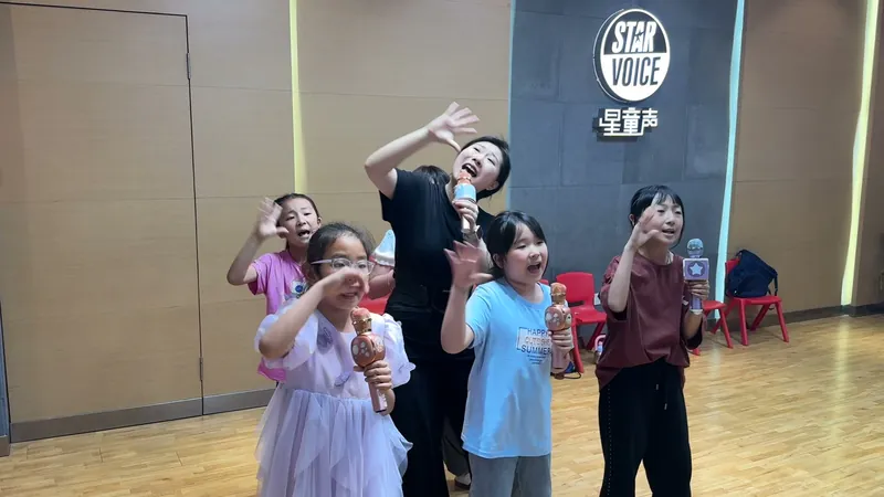 星童声老师和孩子们在课堂上唱歌