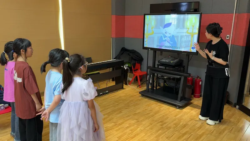 星童声老师用课件给孩子上课