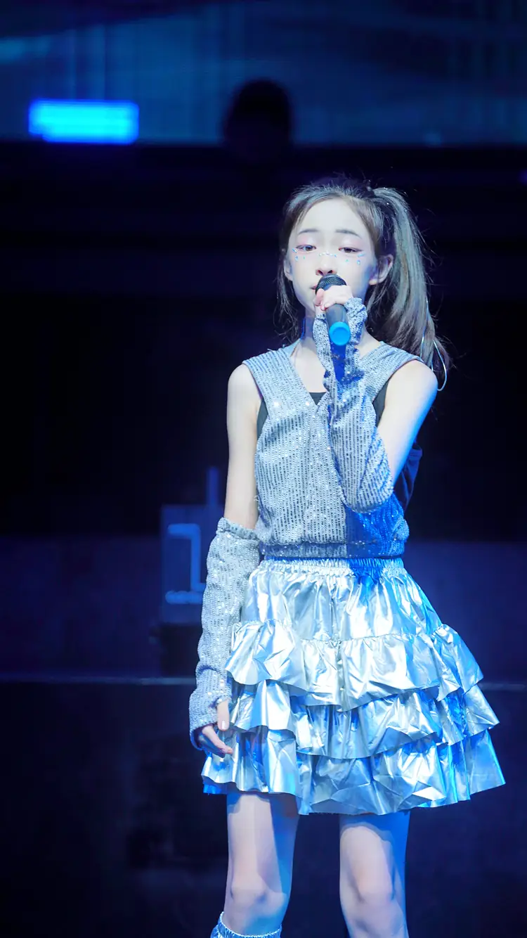 星童声学员在 2024 星童声童星演唱会上演唱
