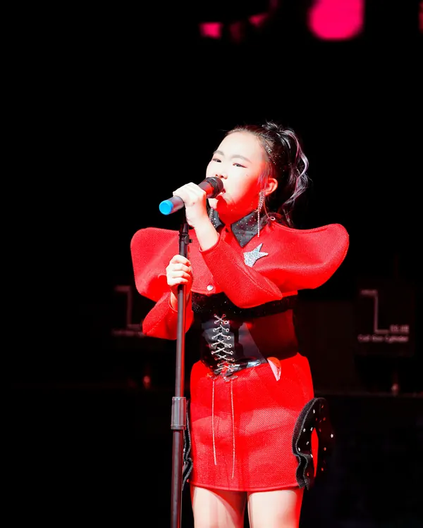 星童声学员在 2024 星童声童星演唱会上演唱