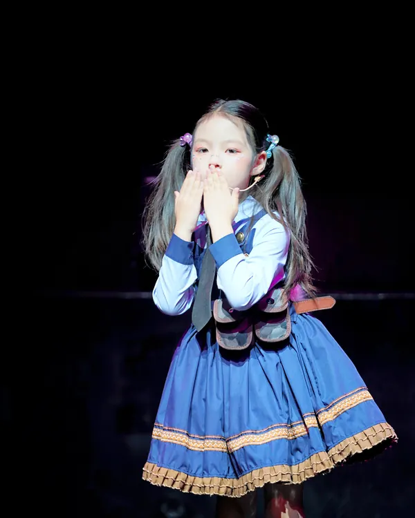 星童声学员在 2024 星童声童星演唱会上演唱