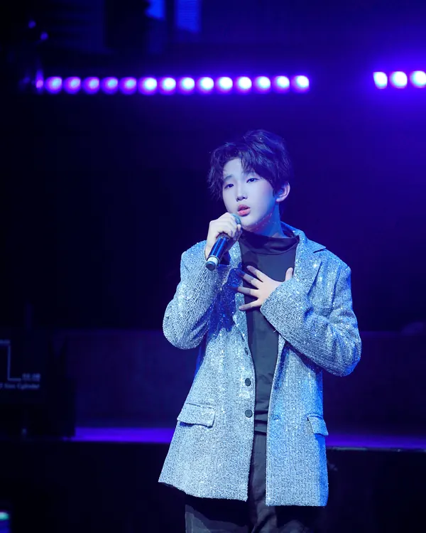 星童声学员在 2024 星童声童星演唱会上演唱