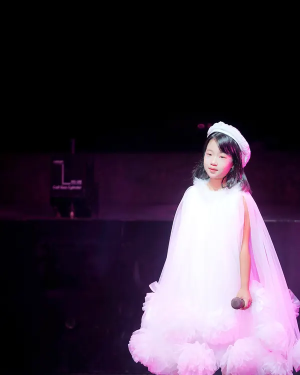 星童声学员在 2024 星童声童星演唱会上演唱