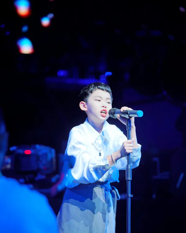 星童声学员在 2024 星童声童星演唱会上演唱