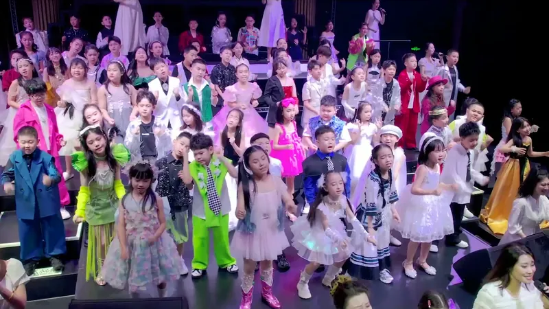 星童声学员在星声代舞台上合影