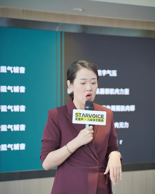 星童声研学营上,张昊老师示范发声